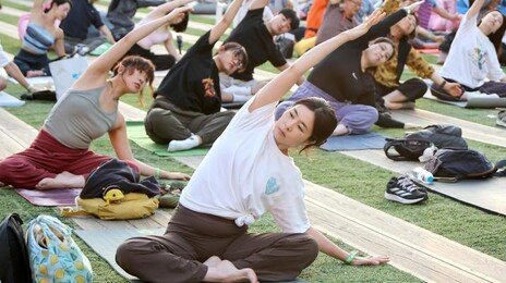 붉은노을 배경으로 단체요가… “회사-학업 스트레스 다 날려”