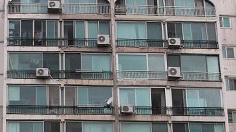 “동료 붙잡으려다” 11층서 실외기 달던 2명 함께 추락사