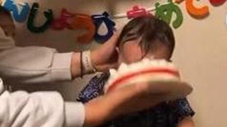 생일 케이크에 아기 얼굴 ‘푹’…아동학대 신고 쏟아졌다