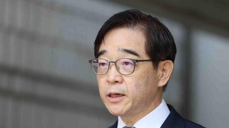 ‘화천대유 불법변호 혐의’ 권순일 前대법관, 법원서 공소 기각