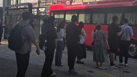 “또 꽉찼네” 자리 찾아 역주행 탑승 일상 된 광역버스