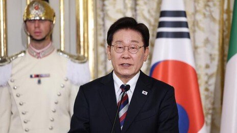 李 지지율 57%… 지방선거 전보다 9%P 하락