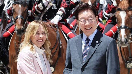 伊총리 만난 李대통령 “월드컵 본선서 만났어야 했는데…”