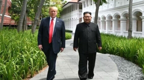 트럼프, 뜬금 김정은과 찍은 사진 게재…이란 종전 국면에 왜?
