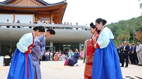 사찰에서 올린 전통혼례… MZ세대 ‘나만의 결혼식’ [청계천 옆 사진관]