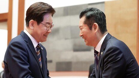 鄭 “정권은 짧다”에…靑 내부 “대통령 탄핵 협박 아니냐” 분노