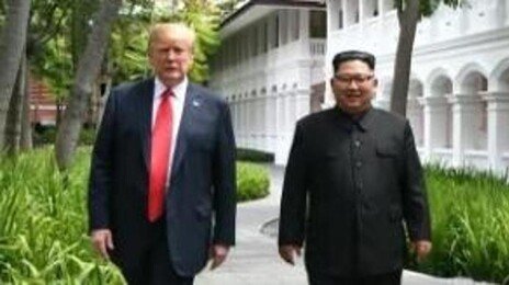 트럼프, ‘이란 종전’ 예고후 김정은과 산책 사진 SNS에