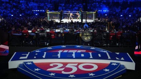 트럼프 팔순 잔치에 ‘백악관 UFC’…“로마황제처럼 검투경기” 비판