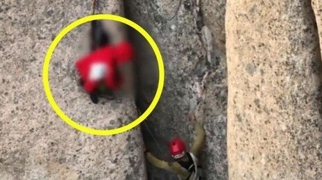 울산바위 오르다 추락…암벽에 매달린 1명 ‘맨손 구조’