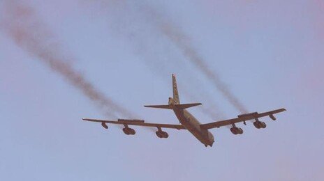 B-52 폭격기, 美기지서 이륙 직후 추락…탑승자 전원 사망
