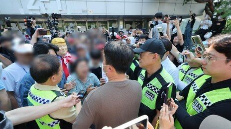 잠실 시위대·경찰 대치…“체육회 업무 차질” 강제진입 가능성