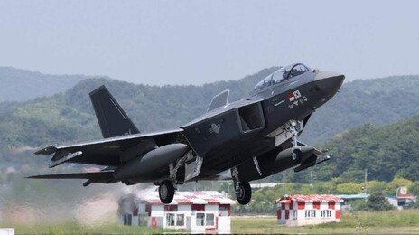 “KF-21 비행안정성 최종 공인…745개 항목 모두 충족”