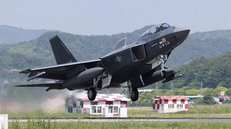 “KF-21 비행안정성 최종 공인…745개 항목 모두 충족”