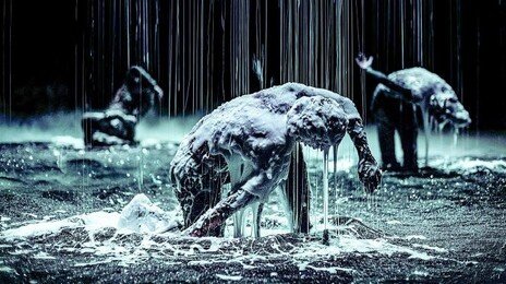 끈적한 액체-반짝이는 가루… 무용수, 조각품이 되다