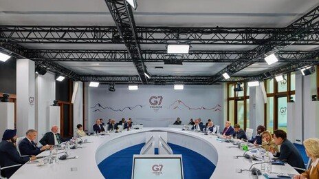우크라로 눈 돌린 G7, 러 압박…트럼프 “원유 제재 재개 가능”