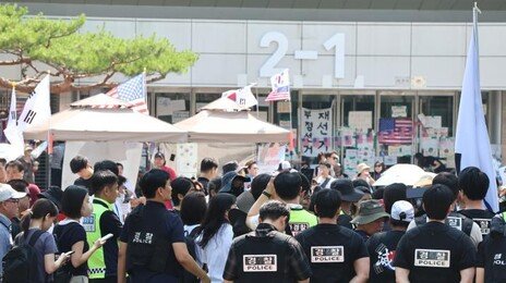 잠실 집회 여파에 펜싱 국가대표팀, ‘남의 장비’ 빌려 출국