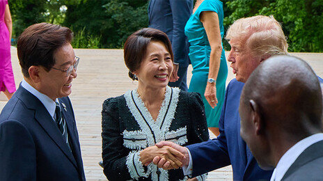 李, 트럼프에 “마이 와이프” 김혜경 여사 소개…만찬선 옆자리 앉아