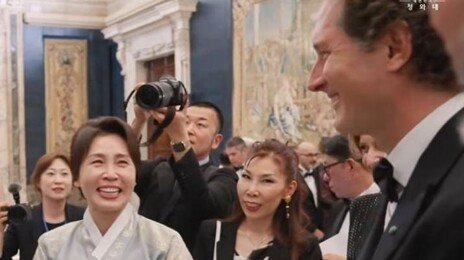 김혜경 여사, 페라리 회장 소개받자 “아, 내가 좋아하는”