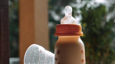 “난 불쌍한 12살”… 젖병 문 37세 사기꾼에 일가족 속았다
