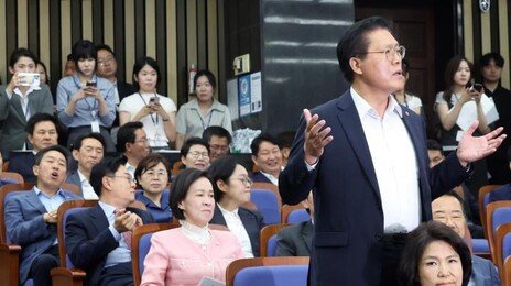 장동혁 면전서 “사퇴” “불통” 쏟아진 의총, 張거취는 결론 못내