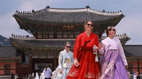 “고가 시계부터 재생크림까지”…외국인 관광객, 한국서 2조 긁었다