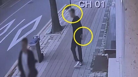 등에 벽돌 숨기고 거리 활보하며 행인에 ‘씨익’, 알고보니…