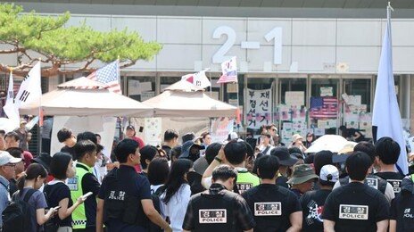 [사설]시위대에 막혀 칼 빌려 출국한 펜싱 국대, 이게 말이 되나