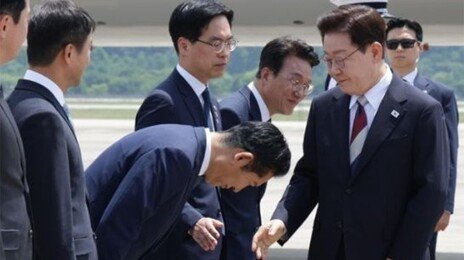 정청래 90도 인사에 李 “수고했습니다” 짧은 악수