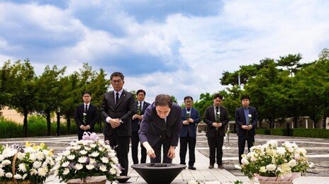 봉하마을 찾은 정장선 시장 “오늘의 평택 만든 노 대통령께 감사”