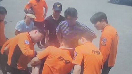 목에 사탕 걸린 아이 ‘컥컥’…소방관들이 응급처치로 구했다