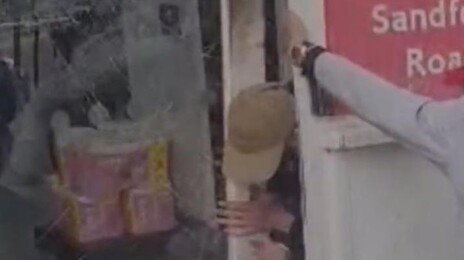 초콜릿 훔쳐 달아나려다 슈퍼마켓 자동문에 낀 절도범