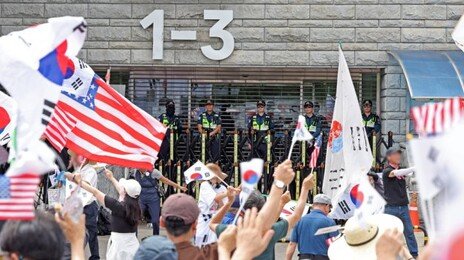 부정선거 구호 늘어난 잠실 개표소 집회…가스총 든 80대男 적발도