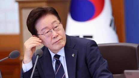 靑 “지지율 엄중하게 받아들여…국민 걱정 세심하게 살피겠다”