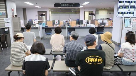 취업자 줄었는데 실업급여는 왜 감소할까…‘구직 포기·사각지대’
