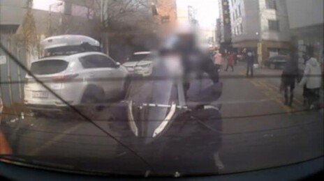 사이드미러에 팔 ‘슬쩍’…고의로 교통사고 내 억대 보험금 가로챈 일당 송치