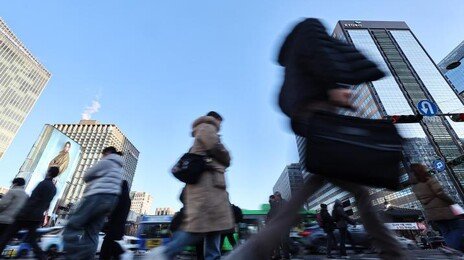 월급 500만원 넘는 근로자 역대 최대…산업별 소득 격차 커져