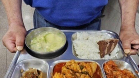 “밥 위에 케이크? 케밥, 누가 X먹냐”…무료 급식하는 신부에게 조롱 ‘공분’