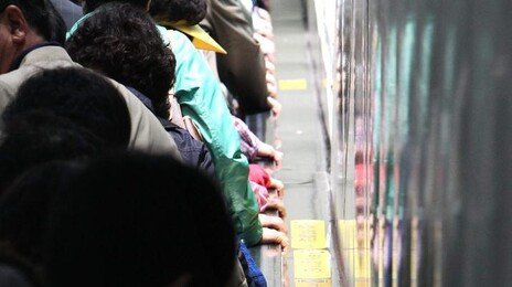 ‘에스컬레이터 두줄 서기’ 공론화 착수…정부, 국민 토론회 연다
