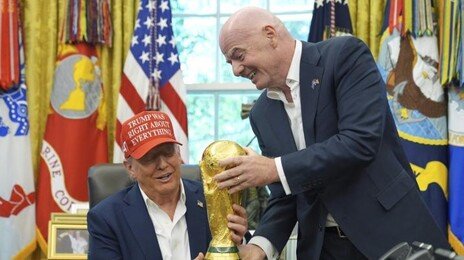 FIFA 회장 “트럼프, 월드컵 결승전 참석해 우승 트로피 전달할 것”