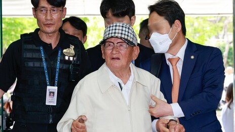 “네 이놈”…이만희 영장심사 출석에 외침 터져나왔다