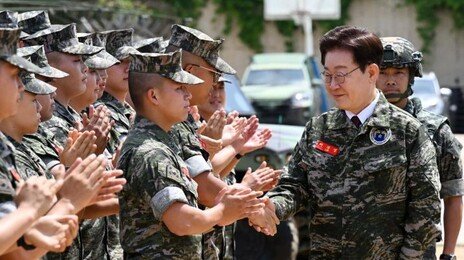 연평도 해병부대 간 李 “징집병 최소화, 선택적 모병제로 갈것”