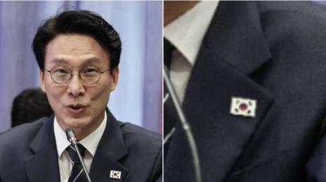 中서 태극기 배지 거꾸로 단 金총리…국힘 “국가적 망신”