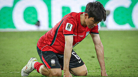 패배 후 불끈 쥔 두 주먹… 고개들지 못한 황인범