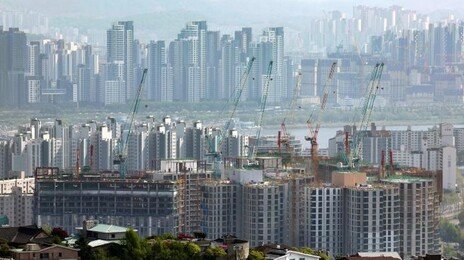 [사설]착공 물량 감소에도 “수요 압력 2, 3년 더”… ‘쌍끌이 상승’ 막아야