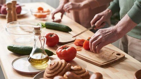 치매 고위험군 노인, 채소·생선 등 ‘항염증 식단’ 먹으면 치매 위험 30%↓