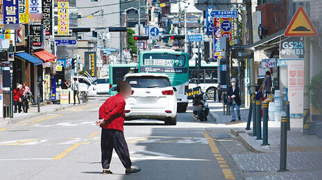 “저 먼 건널목까지 어느 세월에”… 차도 가로지르는 노인들