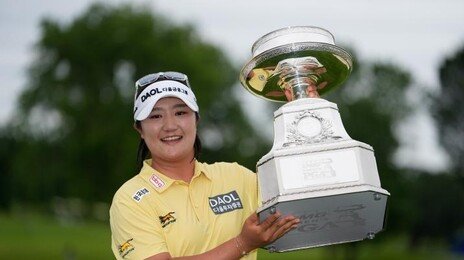 ‘여자 PGA 챔피언십 우승’ 유해란, 생애 첫 메이저 정상…윤이나 준우승