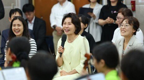 김혜경 여사, 아동-청소년 오케스트라 만나…“대통령 할아버지에 원하는 것 있나”