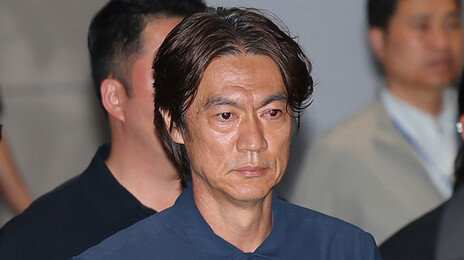 홍명보 야유속 귀국…“돈 뱉고 나가” 욕설 쏟아져