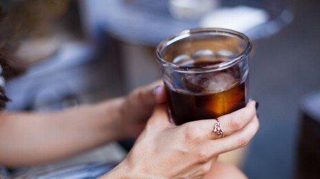 점심 후 커피는 ‘국룰’이라지만…수면 전문의 “정오 이후엔 안 마셔”